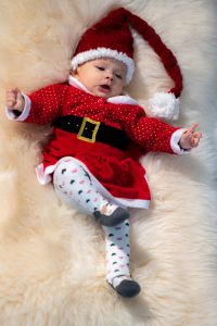 Kinderfotografie: Baby als tanzender Nikolaus